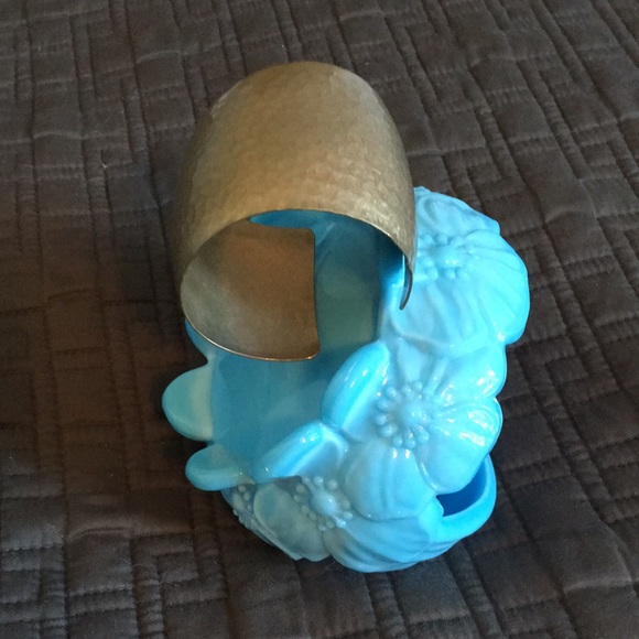 🍋 Hammered Metal Cuff Bracelet - Picture 2 of 3